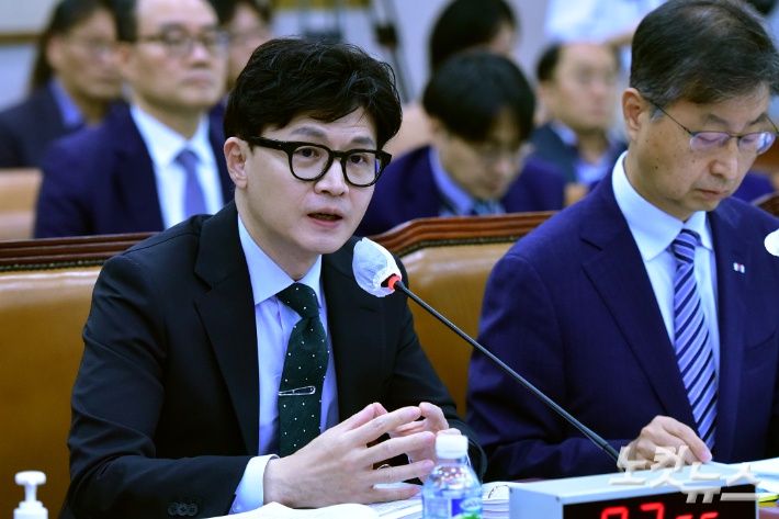 20일 서울 여의도 국회에서 열린 법제사법위원회 전체회의에서 한동훈 법무부 장관이 의원 질의에 답변을 하고 있다. 윤창원 기자