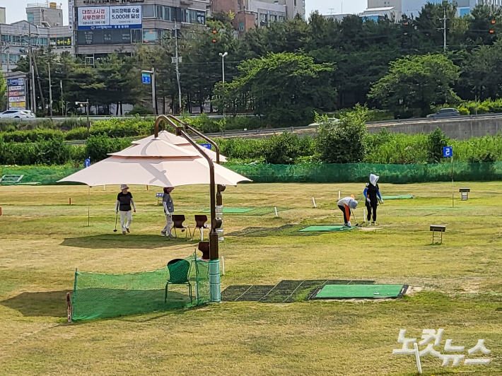 전주시가 조성한 공공체육시설 마전파크골프장 이용 모습. 김대한 기자