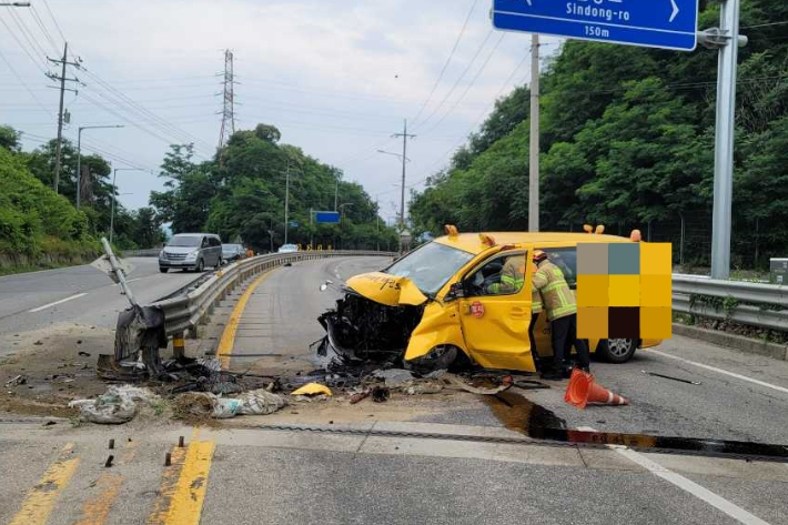 지난 20일 오후 2시 50분쯤 강원 춘천시 신북읍 율문리 여우고개길에서 70대가 몰던 학원 승합차가 도로 중앙 가드레일을 들이받았다. 강원소방본부 제공