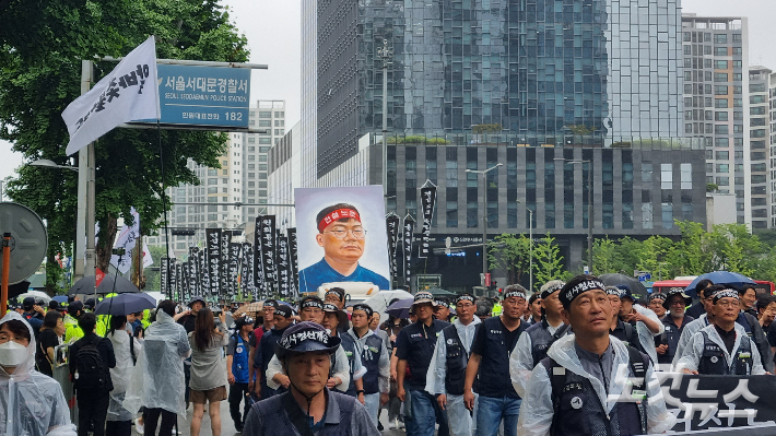 양회동 열사의 대형 영정 사진이 경찰청 앞으로 입장하고 있다. 양형욱 기자