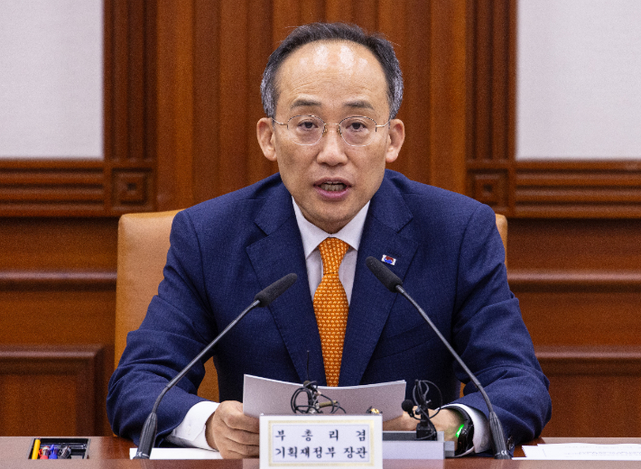 추경호 경제부총리 겸 기획재정부 장관이 21일 오전 서울 종로구 정부서울청사에서 열린 비상 경제 장관회의 겸 수출 투자 대책 회의에 참석해 회의 의제를 설명하고 있다. 연합뉴스