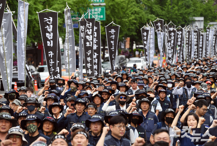 21일 오후 서울 종로구 동화면세점 앞에서 엄수된 건설노조 간부 고(故) 양회동 열사의 영결식에 참석한 건설노조 조합원들이 구호를 외치고 있다. 황진환 기자