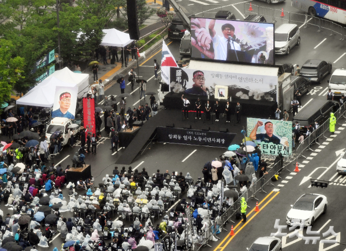 민주노총 건설노조 간부 고(故) 양회동 열사의 영결식이 21일 오후 서울 종로구 동화면세점 앞에서 엄수되고 있다. 황진환 기자