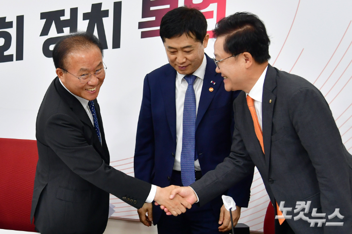 국민의힘 윤재옥 원내대표(왼쪽)가 21일 서울 여의도 국회에서 열린 산업은행 부산이전 당정 간담회에서 김주현 금융위원장, 강석훈 산업은행장(오른쪽)과 인사를 하고 있다. 윤창원 기자