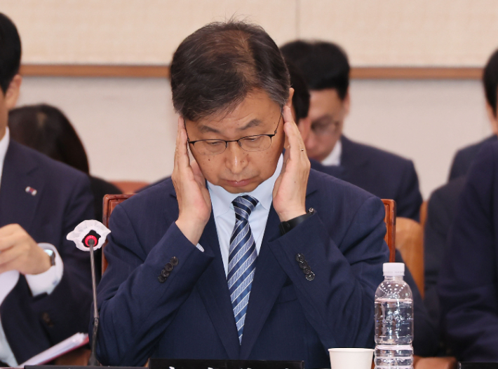 최재해 감사원장이 20일 오후 국회에서 열린 법제사법위원회 전체회의에서 안경을 고쳐쓰고 있다. 연합뉴스