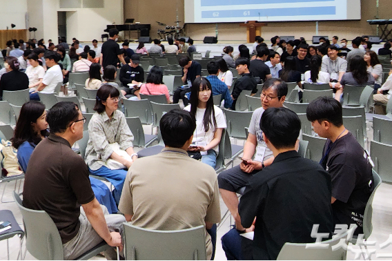 조별 모임을 진행 중인 신대원생들. 통합수련회는 신앙사경회를 비롯해 '문화목회', '에큐메니칼', '인공지능', '여성목회자' 등 다양한 주제를 다루는 특강 등으로 구성됐다.