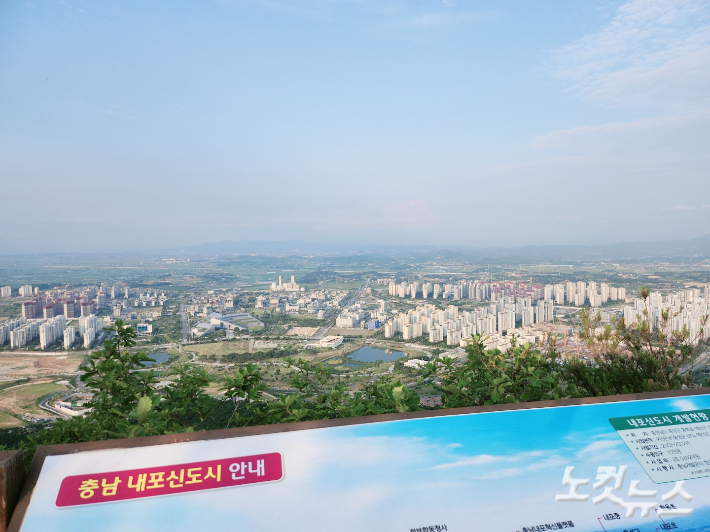용봉산에서 바라본 내포신도시 전경. 고형석 기자