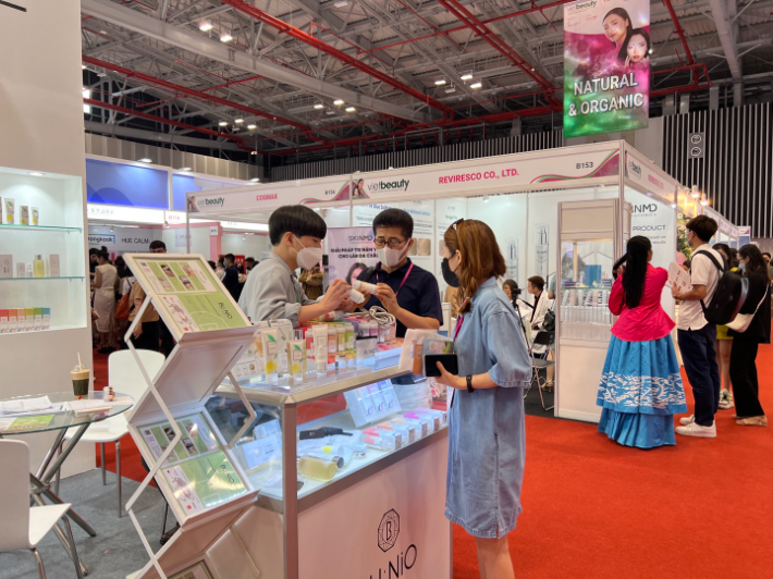 영남대학교 GTEP사업단 16기 학생들이 2022년 8월 베트남 비엣 뷰티 전시회에 참가해 바이어를 대상으로 상품에 대해 설명을 하고 있다. 영남대 제공