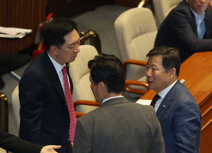 국민의힘 김기현 대표가 21일 오후 국회에서 열린 본회의에서 이철규 사무총장과 대화하고 있다. 연합뉴스