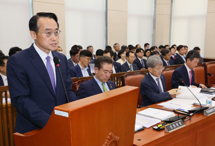 허철훈 중앙선관위 사무차장이 22일 오전 국회에서 열린 행정안전위원회 전체회의에서 업무보고를 하고 있다. 연합뉴스