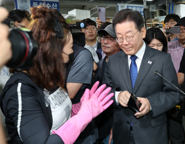 22일 강릉 주문진 수산시장을 방문한 이재명 대표. 연합뉴스