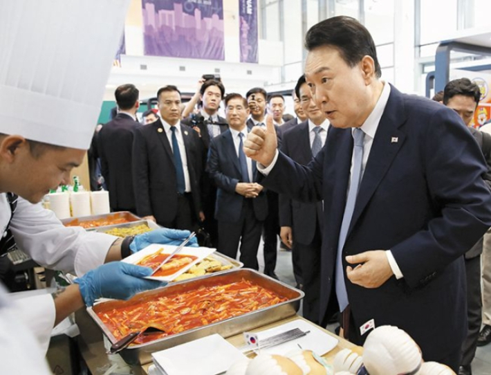 'K푸드' 떡볶이 시식한 뒤 엄지 척 - 윤석열 대통령이 22일 베트남 하노이 국가컨벤션센터에서 열린 '한·베 파트너십 박람회'에서 떡볶이를 시식한 뒤 엄지를 치켜세우고 있다. 연합뉴스