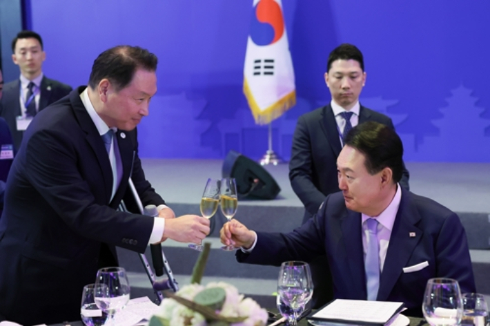 베트남을 국빈 방문 중인 윤석열 대통령이 22일(현지시간) 하노이 한 호텔에서 열린 동행 경제인 만찬 간담회에서 대한상의 회장인 최태원 SK 그룹 회장과 건배하고 있다. 연합뉴스