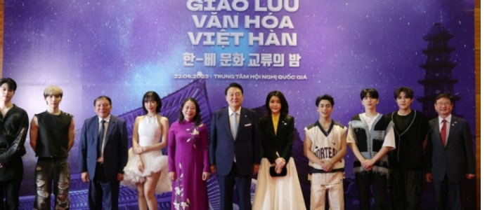윤석열 대통령 부부가 22일(현지시간) 하노이 국가컨벤션센터에서 열린 한·베트남 문화교류의 밤 행사에서 보 티 아인 쑤언 국가부주석, K팝 아이돌 AB6IX, V팝 가수 민 등과 기념 촬영을 하고 있다. 연합뉴스
