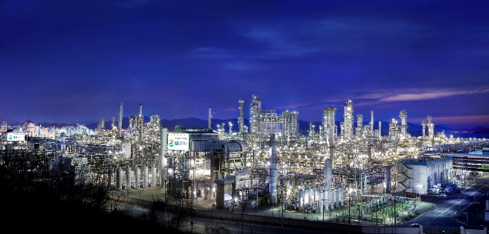 여수국가산단 입주기업인 GS칼텍스 2공장 야경. 회사 로고가 위치한 공정은 HMP(Hydrogen Manufacturing Plant) 수소를 생산하는 공정으로, 수소 생산시 LPG/LNG를 원료로 사용하고 있다. GS칼텍스 제공