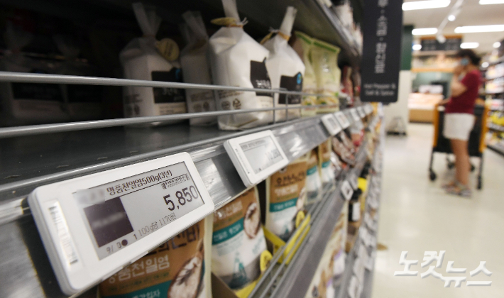 후쿠시마 원전 오염수 방류 소식에 생산량 감소까지 겹치면서 천일염 가격이 폭등하는가 하면 곳곳에서 품귀현상까지 나타나고 있는 가운데 15일 오전 서울시내 대형마트 천일염 진열대가 텅빈 모습을 보이고 있다. 황진환 기자