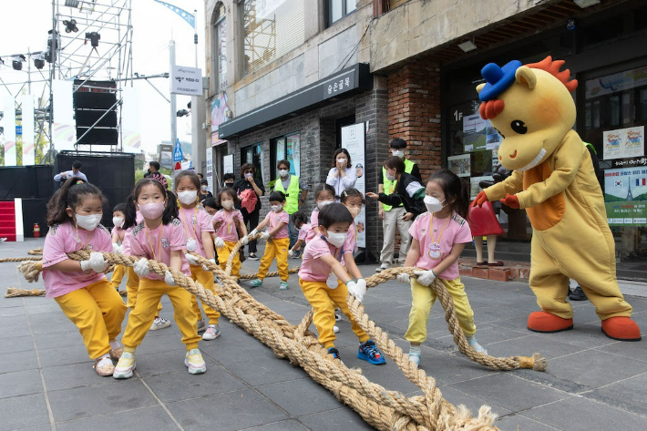 2022 울산마두희축제에서 어린이들이 유치 골목 줄당기기 행사에 참가하고 있다. 울산 중구청 제공