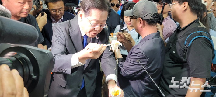 더불어민주당 이재명 대표가 지난 22일 강릉 주문진 좌판 풍물시장을 찾아 오징어회를 먹으며 후쿠시마 원전 오염수 방류에 대한 어업인들의 현장 목소리를 청취했다. 전영래 기자