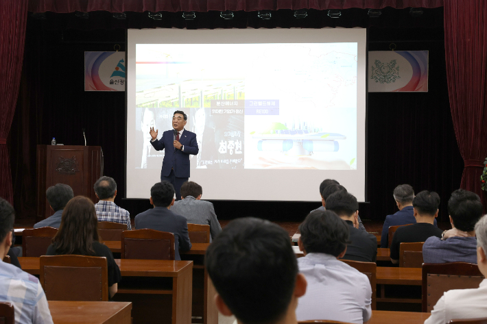 김두겸 울산시장이 23일 울산대학교 초청으로 '꿈의 도시 울산, 울산에는 울산대학교가 있다' 주제로 특별 강연을 했다. 울산대 제공