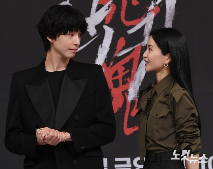 마주보는 홍경-김태리