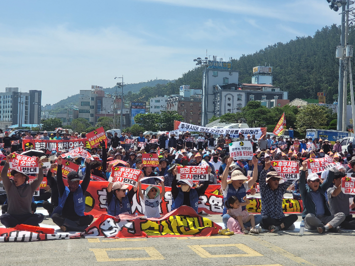 한국수산업경영인 전남도연합회는 23일 오전 전남 완도군 완도항 1부두 인근 해변공원에서 '후쿠시마 원전 오염수 방류 반대' 집회를 개최했다. 독자 제공