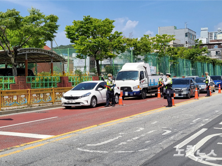 23일 오후 2시쯤 경찰이 전북 전주시 완산구의 한 초등학교 스쿨존에서 주간 음주단속을 실시하고 있다. 김대한 기자