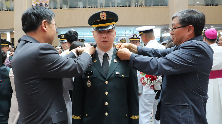 신범철 국방부차관(왼쪽)이 국방부장관상을 받은 이철 군종목사에게 계급장을 달아주고 있다. 육군종합행정학교 제공