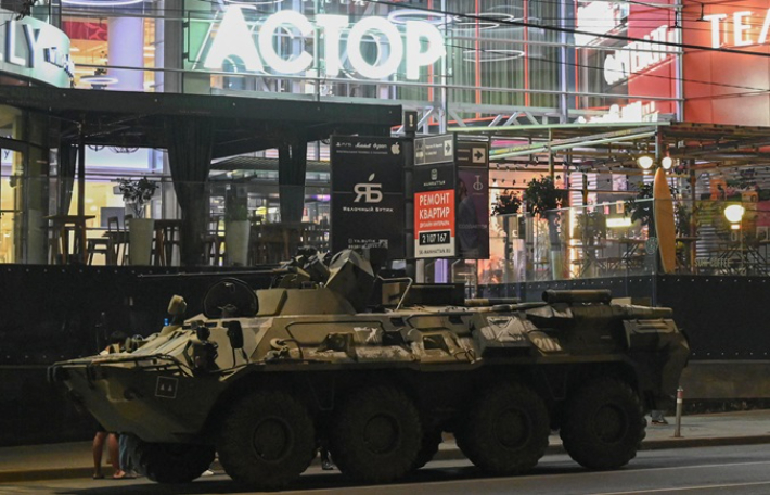 24일 러시아 남부 도시 로스토프의 한 쇼핑몰 앞에 장갑차가 세워져 있다. 연합뉴스