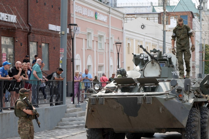 러시아 용병기업 바그너의 부대원들과 장갑차가 러시아 로스토프나도누 거리에 등장했다. 연합뉴스