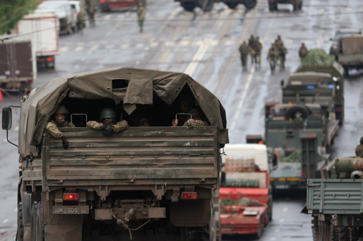 용병기업 바그너그룹이 장악한 러시아 남부 도시 로스토프나노두 거리에서 군용 트럭이 달리고 있다. 연합뉴스