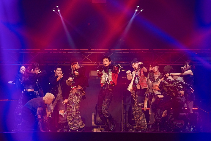 샤이니가 정규 8집 타이틀곡 '하드' 무대를 펼치고 있다. SM엔터테인먼트 제공