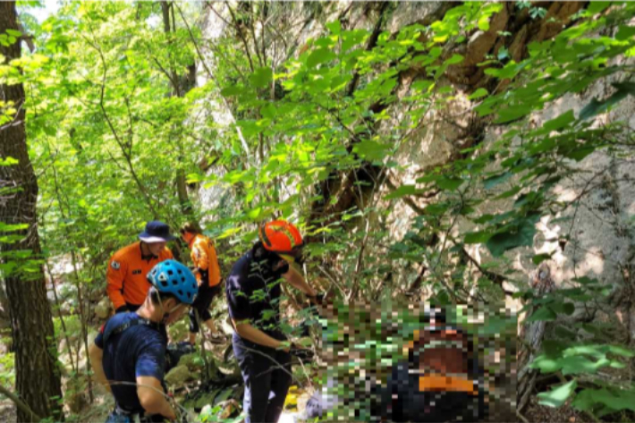 지난 25일 오전 9시 16분쯤 강원 인제군 북면 한계리 설악산 몽유도원도에서 암벽등반을 하던 A(65)씨가 70m 아래로 추락해 숨졌다. 강원소방본부 제공