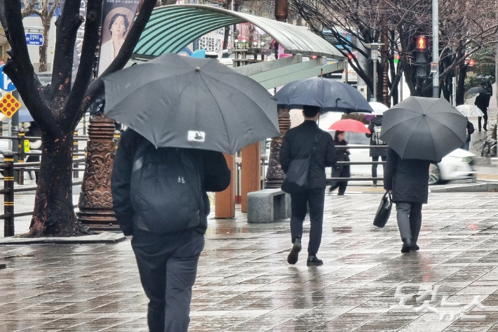 비 내리는 부산지역 아침 출근길. 송호재 기자