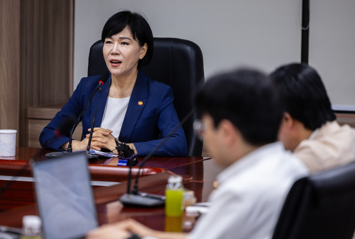 퇴임을 하루 앞둔 전현희 국민권익위원장이 26일 오전 서울 종로구 정부서울청사에서 가진 기자회견에서 퇴임 소회를 밝히고 있다. 연합뉴스