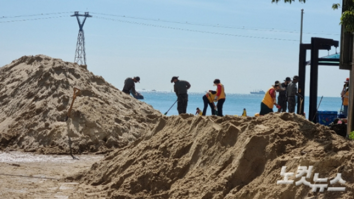 지난해 태풍 힌남노가 할퀴고 간 부산 송도해수욕장 일대에 피해 복구 작업을 벌인 모습. 김혜민 기자