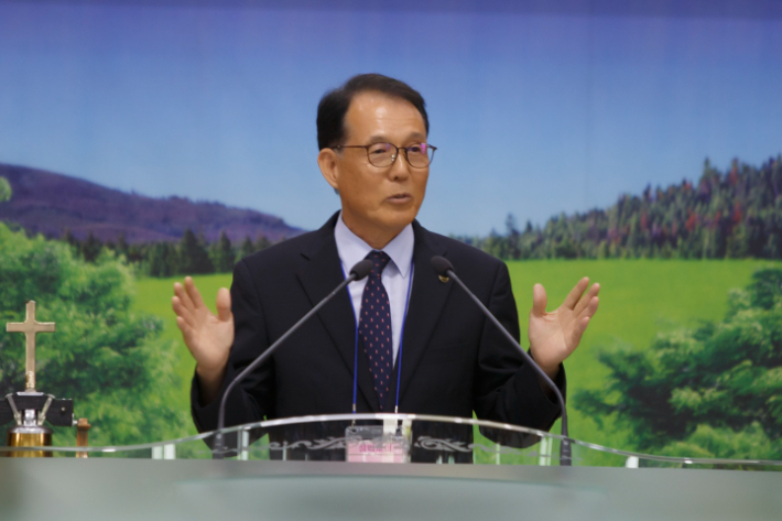 예배에서는 포항시찰장 이승웅 목사(사진)가 다니엘 12:9을 통해 '말씀정보, 생명정보'를 제목으로 설교했다. 유상원 아나운서