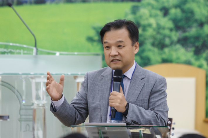 포항제일교회 박영호 목사(사진)이 주제특강을 하고 있다. 유상원 아나운서