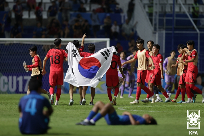 태국을 꺾고 U-17 아시안컵 준결승에 진출해 2023 U-17 월드컵 본선 티켓을 거머쥔  한국 U-17 대표팀. 대한축구협회