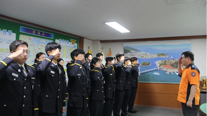여수소방서에 배치된 신규 임용 소방관들이 임용장 수여식을 갖고 이달승 서장에게 인사하고 있다. 여수소방서 제공