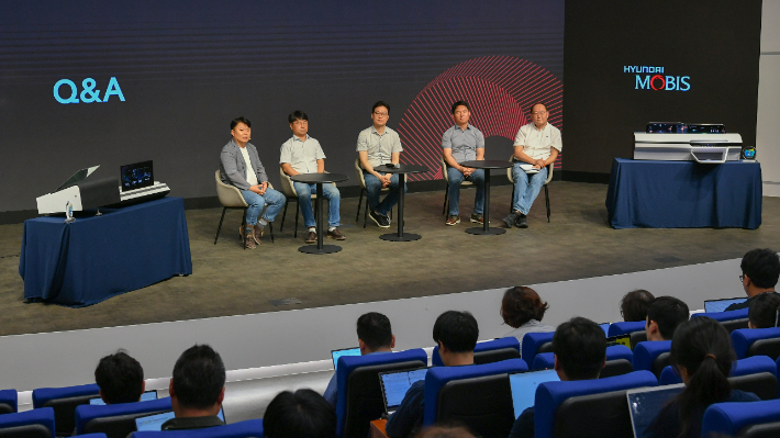 (왼쪽부터) 한영훈 EC랩장, 최진영 인포디스플레이섹터장, 윤찬영 HUD광학셀장, 임홍열 디스플레이선행셀장, 이대순 ICS시스템셀장. 현대모비스 제공