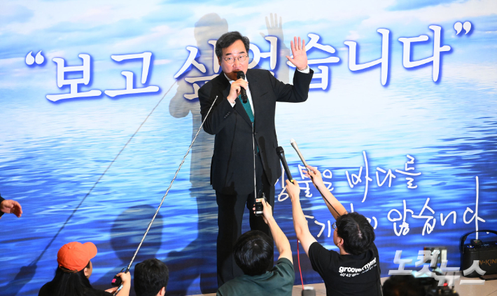 이낙연 전 더불어민주당 대표가 24일 오후 1년간의 유학을 마치고 인천국제공항을 통해 귀국 소감을 밝히고 있다. 류영주 기자