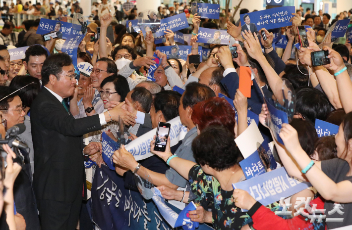 이낙연 전 더불어민주당 대표가 지난 1년 간의 미국 생활을 마치고 24일 인천국제공항 제2여객터미널을 통해 귀국해 지지자들과 인사 나누고 있다. 류영주 기자