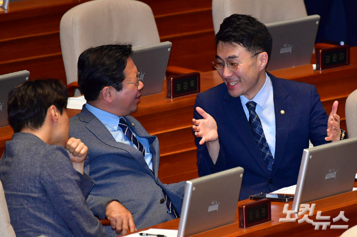 가상자산 논란의 무소속 김남국 의원이 12일 서울 여의도 국회 본회의장에서 열린 제407회 국회(임시회) 제 1차 본회의에서 의원들과 대화하며 밝은 표정을 짓고 있다. 윤창원 기자