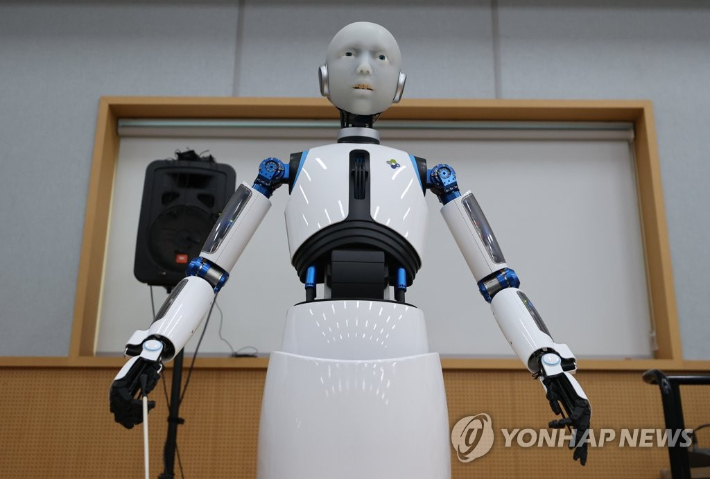  로봇 지휘자 '에버6'. 연합뉴스 