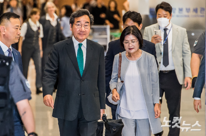 이낙연 전 더불어민주당 대표가 1년간의 미국 유학 생활을 마치고 24일 오후 인천국제공항 제2여객터미널을 통해 귀국하고 있다. 류영주 기자