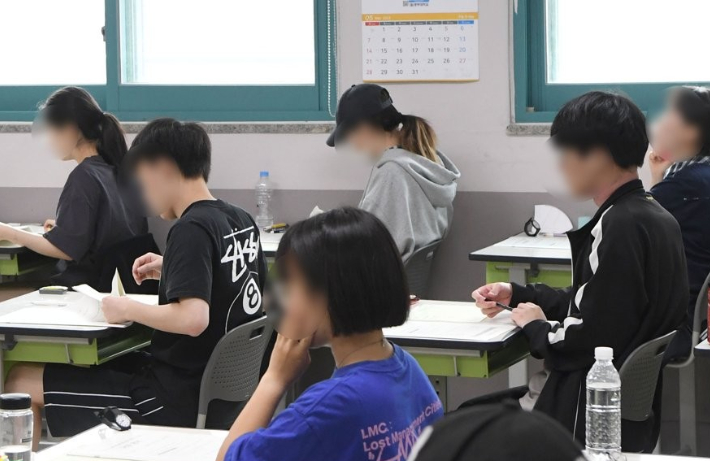 대학수학능력시험을 앞둔 고3 수험생들이 1일 서울 송파구 방산고등학교에서 2024학년도 대학수학능력시험 6월 모의평가를 준비하고 있다. 연합뉴스