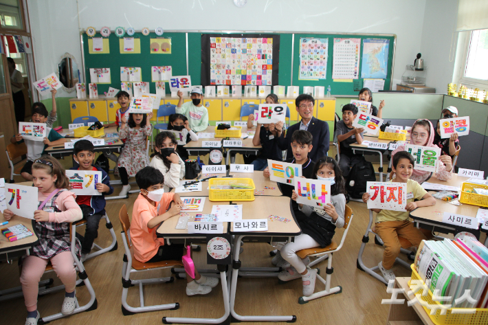 천창수 울산광역시교육감은 27일 동구 서부초등학교 한국어반을 방문했다. 아프가니스탄 학생들을 격려하고 기념촬영을 했다. 반웅규 기자