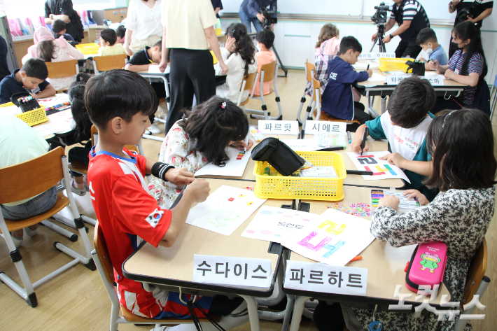 아프간 학생들이 한국어수업에서 순우리말을 배우며 글자를 꾸미고 있다. 반웅규 기자