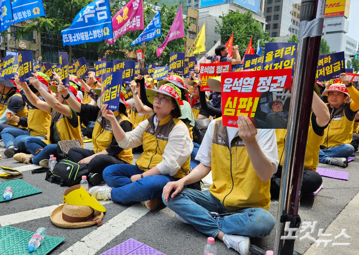 한국노총 노조간부 결의대회에 참석한 조합원들. 김정록 기자