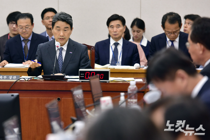 이주호 사회부총리 겸 교육부 장관이 27일 서울 여의도 국회에서 열린 교육위원회 전체회의에서 의원 질의에 답변을 하고 있다. 윤창원 기자